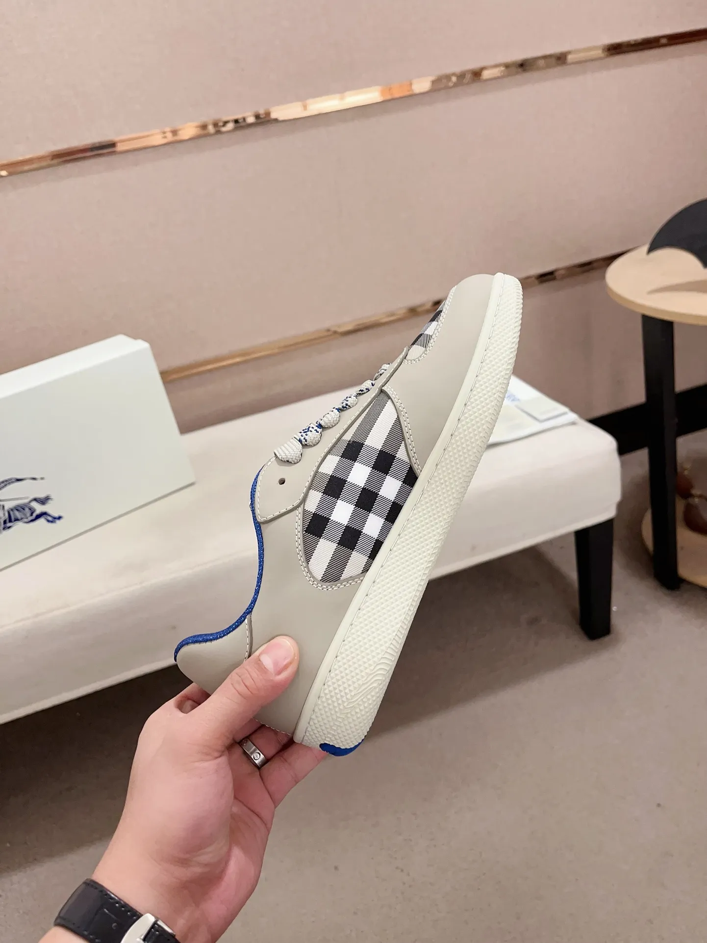 Men's shoes💰: 620💰Top version🥳◾️▫️The new Burberry men's classic low-top sneakers are reinterpreted with Vintage retro plaid cotton material and calfskin, decorated with a new brand logo. First-layer cowhide lining, embossed Burberry logo on the heel, and original TPU outsole! Code number: 38-45. Women's sizes and 46 can be customized.